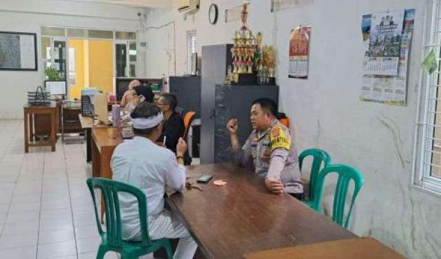 Bhabinkamtibmas Polsek Ciampea Silaturahmi dengan Pemdes Cihideung Udik, Sampaikan Pesan Kamtibmas dan Imbauan Lingkungan.