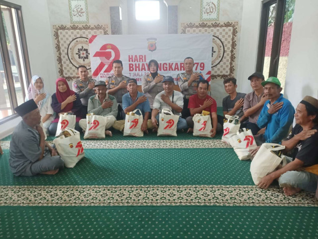 Polsek Megamendung Salurkan Bansos Sembako dalam Rangka HUT Bhayangkara ke-79.