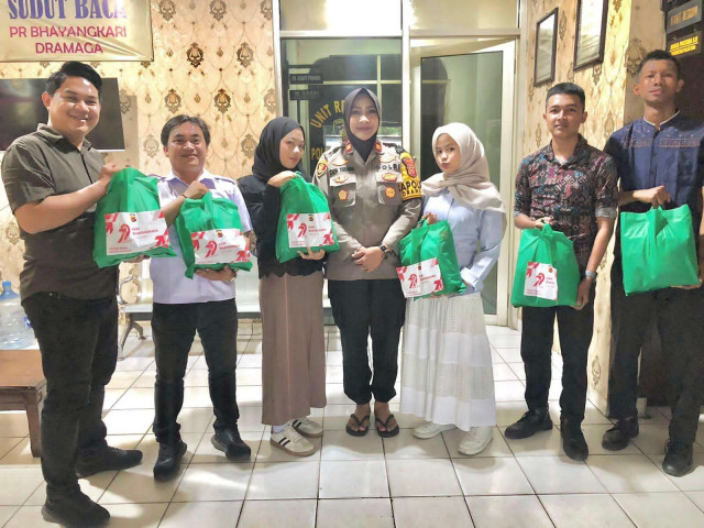 Kapolsek Dramaga Laksanakan Kegiatan Bakti Sosial Kepada PHL Polsek Dramaga Dalam Rangka HUT Bhayangkara KE 79.