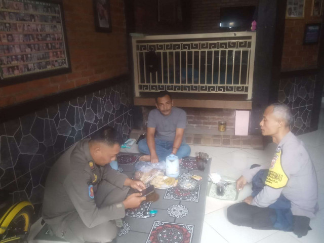 Bhabinkamtibmas Kelurahan Cisarua Laksanakan Sambang dan Silaturahmi Warga, Sampaikan Pesan Kamtibmas.