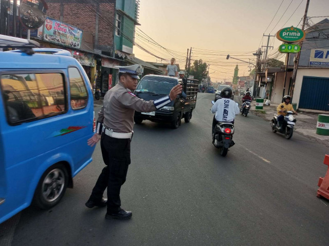 Anggota Polsek Ciampea Polres Bogor Laksanakan Pengaturan Lalu Lintas Pagi Hari, Wujudkan Kamseltibcarlantas.