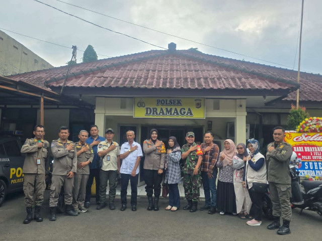 Geruduk Camat Dramaga Beserta Perangkat Kecamatan Dramaga Ke Polsek Dramaga Beri Ucapan Dalam Rangka HUT Bhayangkara KE-79 Tahun 2025.