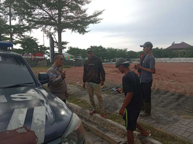 Bhabinkamtibmas Polsek Tenjo Sambangi Warga, Sampaikan Imbauan Kamtibmas.