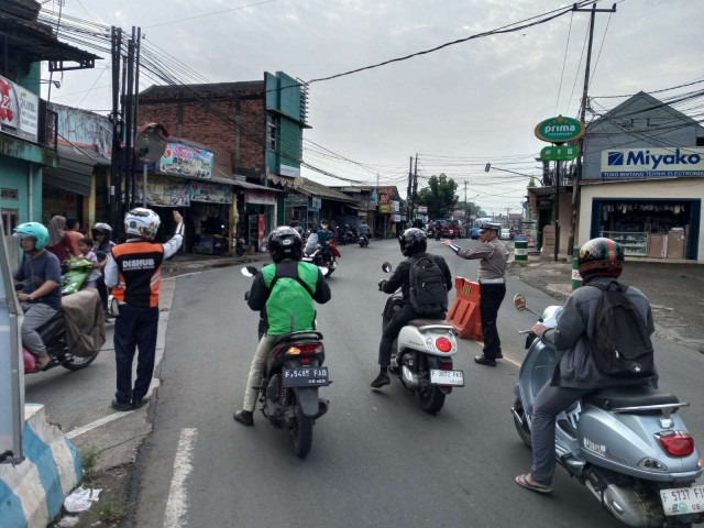 Anggota Polsek Ciampea Polres Bogor Laksanakan Pengaturan Lalu Lintas di Pagi Hari.