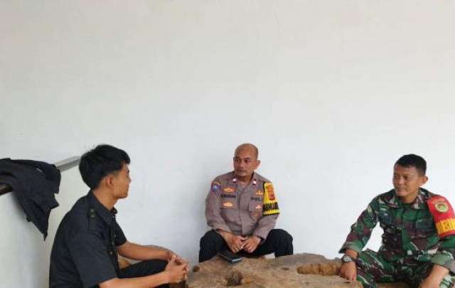 Sinergitas TNI-POLRI Bhabinkamtibmas dan Babinsa Desa Pasireurih Sambangi Warga Ciptakan Kamtibmas.