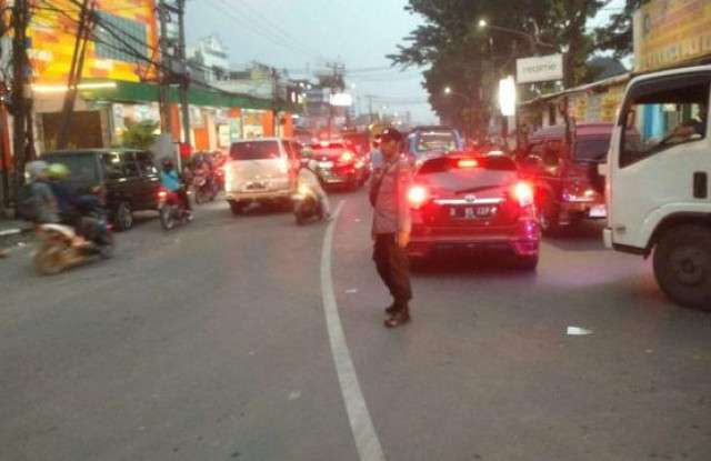 Polsek Citeureup Gerak Cepat Atasi Kemacetan Akibat Truk Mogok di Simpang Jalan Lanbau.