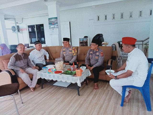 Perkuat Sinergi, Kapolsek Leuwiliang Silaturahmi Bersama Tokoh Masyarakat dan Warga.