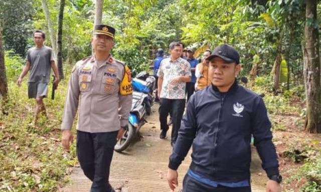 Kapolsek Parung Tinjau Lokasi Tanggul Jebol Akibat Luapan Kali Cibeuteung di Desa Babakan Ciseeng.