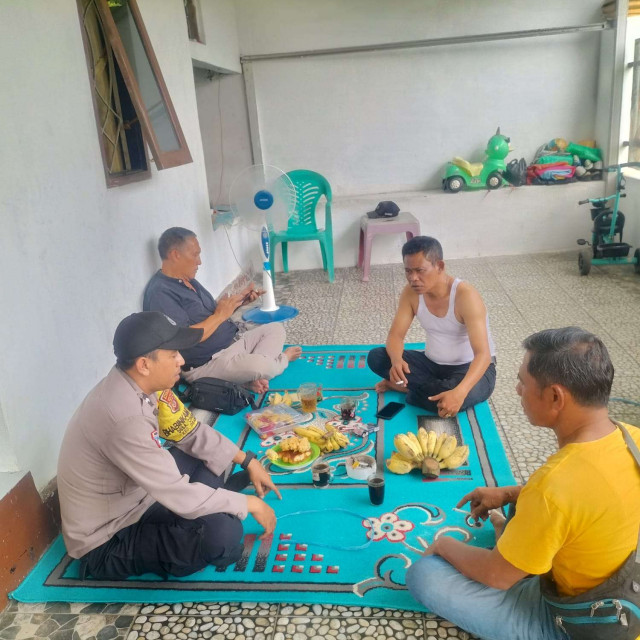 Bhabinkamtibmas Wilayah Hukum Polsek Dramaga, Sambang Warga Desa Ciherang Beri Himbauan Ajak Jaga Kondusifitas Cegah Gangguan Kamtibmas.