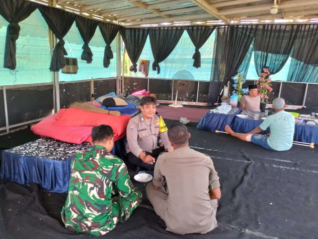 TNI-POLRI Bhabinkamtibmas Polsek Parung Bersama Babinsa Jalin Kedekatan dengan Warga Desa Binaan.