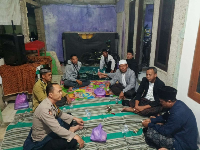 Bhabinkamtibmas Desa Cibuntu Aktif Sambang Warga, Sampaikan Pesan Kamtibmas Cegah Kriminalitas.