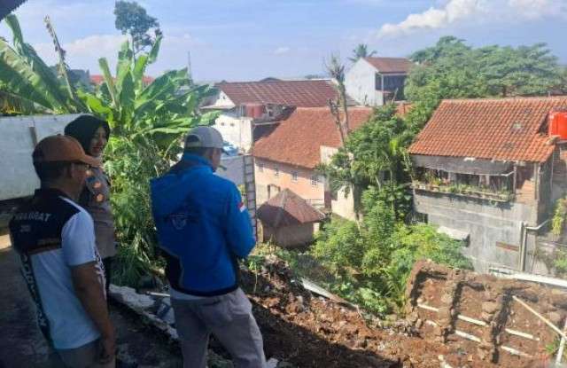 Kapolsek Dramaga Giat Pengecekan Adanya Bencana Alam Tanah Longsor Pasca Hujan Lebat Di wilayah Desa Babakan Kecamatan Dramaga.