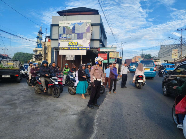 Wujudkan Tertib Berlalu Lintas, Polsek Ciampea Aktif Lakukan Pengaturan Pagi Hari.