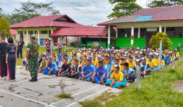 Tanamkan Disiplin Pada Siswa, Babinsa Koramil 1016-05/Rungan Berikan Materi PBB Pada Siswa Baru.