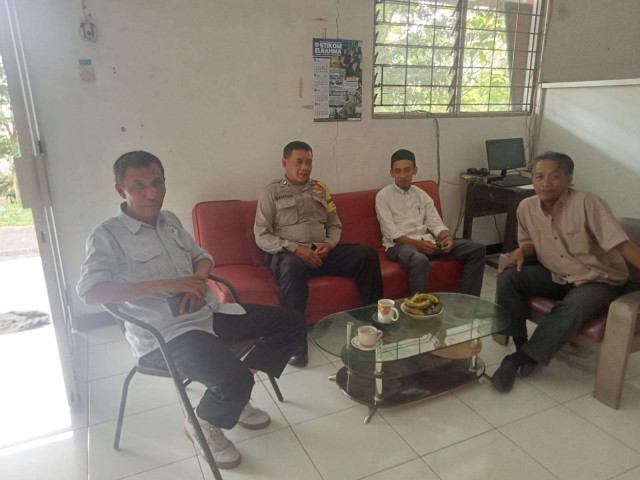 Bhabinkamtibmas Polsek Ciawi Sambangi SMK Wijaya Plus, Sampaikan Pesan Kamtibmas kepada Kepala Sekolah dan Guru.