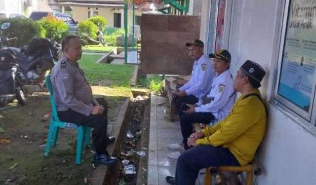 Dekatkan Diri ke Warga, Bhabinkamtibmas Polsek Rumpin Aktif Sambangi Desa Mekarsari dan Sampaikan Pesan Kamtibmas.