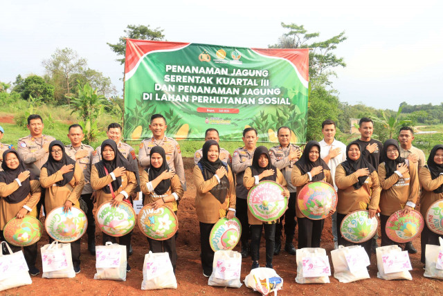 Peduli Petani dan Ketahanan Pangan, Kapolres Bogor Salurkan Bansos ke Kelompok Tani.