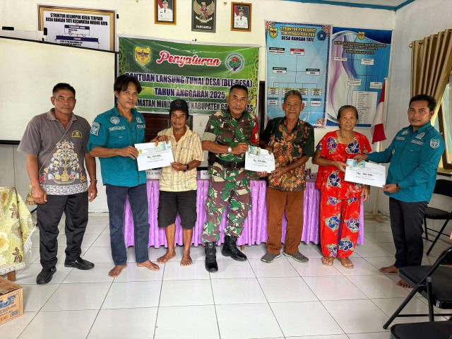 Wujud Peran Aktif, Babinsa 1016 - 03/Sepang Dampingi Penyaluran Bantuan Langsung Tunai Dana Desa.