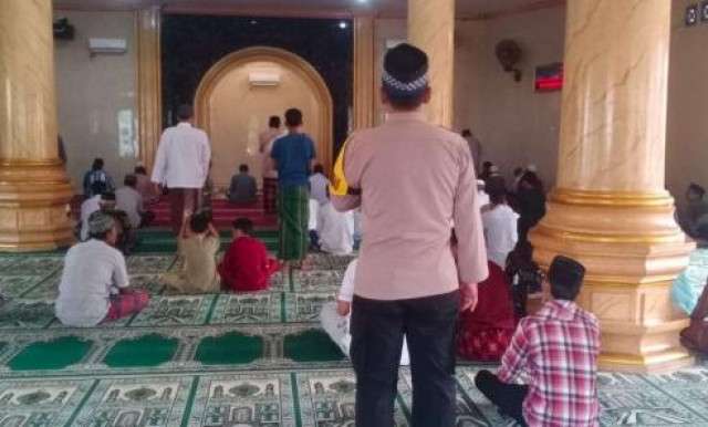 Bhabinkamtibmas Polsek Ciampea Laksanakan Shalat Jumat Berjamaah Bersama Warga di Masjid Nurul Huda.