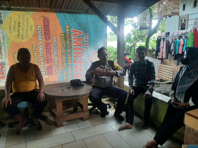 Bhabinkamtibmas Polsek Rumpin Sambangi Warga Mekarsari, Imbau Warga Jaga Kamtibmas.