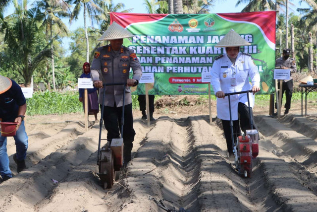 Dukung Ketahanan Pangan dari Program Nasional Polres Purworejo Gelar Penanaman Jagung Kuartal III / T 2025