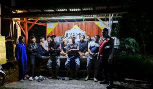 Cegah Kriminalitas, Bhabinkamtibmas Cihideung Udik Intensifkan Patroli Ronda Malam.