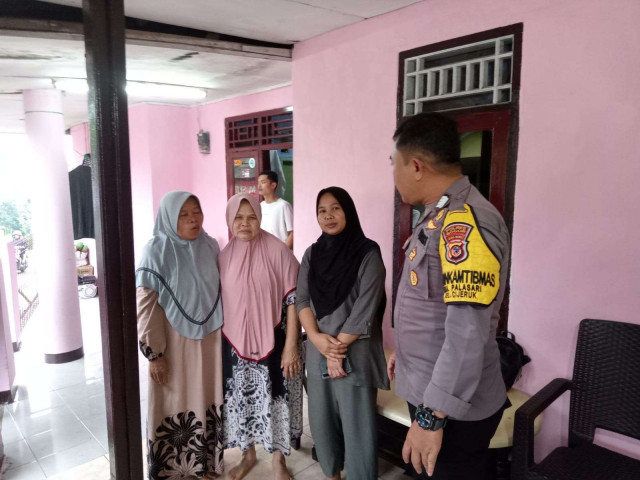 Bhabinkamtibmas Polsek Cijeruk Sambangi Warga Desa Palasari, Jalin Kedekatan dan Sampaikan Pesan Kamtibmas.