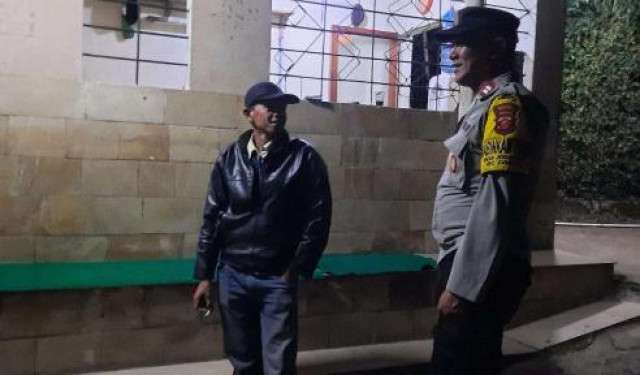 Bhabinkamtibmas Polsek Cisarua Aktif Kontrol Pos Kamling, Sampaikan Pesan Kamtibmas kepada Warga Desa Jogjogan.