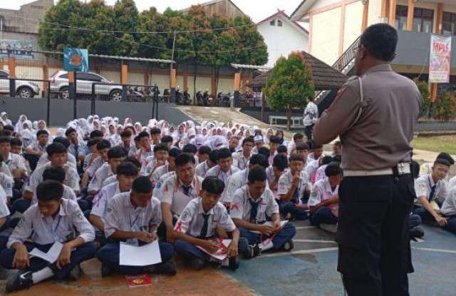 Sosialisasi di MPLS, Polsek Citeureup Berikan Penyuluhan Tertib Lalu Lintas dan Bahaya Narkoba kepada Pelajar.