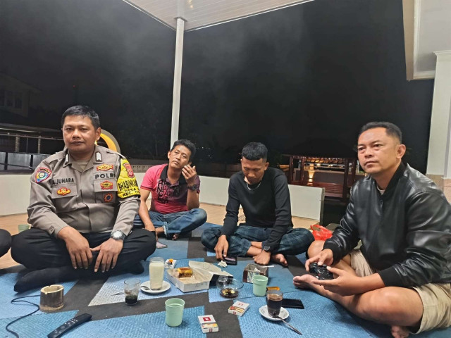 Jaga Kondusifitas Malam Hari, Bhabinkamtibmas Polsek Cisarua Laksanakan Patroli dan Kontrol Pos Kamling di Desa Kopo