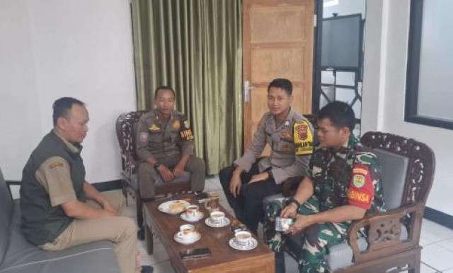 TNI-POLRI Bersama Warga Desa Cigombong, Cegah Gangguan Kamtibmas dan TPPO.