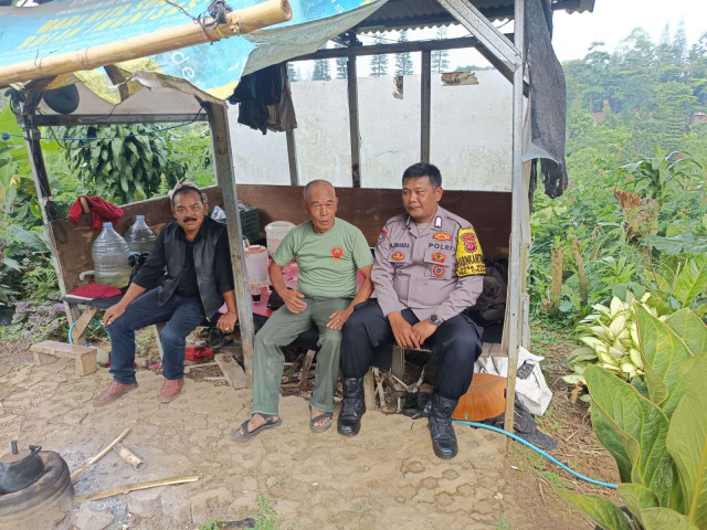 Dekatkan Diri dengan Warga, Bhabinkamtibmas Desa Kopo Laksanakan Sambang dan Himbauan Kamtibmas di Wilayah Cisarua.