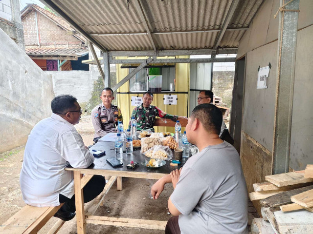 Bhabinkamtibmas Polsek Klapanunggal Jalin Kedekatan dengan Warga Lewat Sambang dan Dialog Kamtibmas.