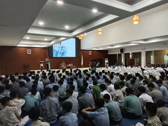 Polsek Ciawi Polres Bogor Sampaikan Edukasi Pencegahan Narkoba Dan Bullying Kepada Siswa SMK Amaliah.