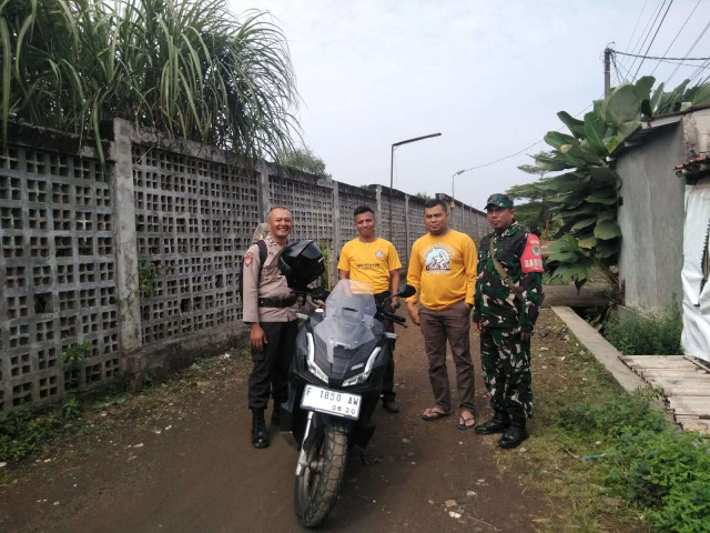 Sinergitas TNI-POLRI, Bhabinkamtibmas dan Babinsa Sambangi Warga Desa Ciadeg, Sampaikan Pesan Kamtibmas dan Cegah TPPO.