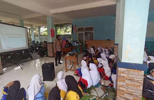 Kapolsek Dramaga Berikan Materi Dalam Giat MPLS SMP-SMK YAFAHI Dramaga Kecamatan Dramaga, Sampaikan Bahaya Penyalahgunaan Narkoba Serta Kenakalan Remaja/Pelajar Wajib Di Hindari.
