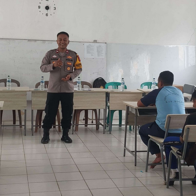 Polsek Cariu Edukasi Pelajar SMP Satap 01 Kutamekar tentang Bahaya Narkoba, Tawuran, dan Tertib Berlalu Lintas.