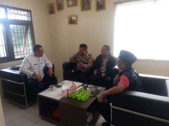 Bhabinkamtibmas Desa Gadog Ajak Warga Tingkatkan Keamanan dan Kebersihan Lingkungan.