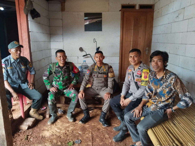 Perkuat Sinergitas, Bhabinkamtibmas dan Babinsa Jatisari Sambangi Warga Wujudkan Kamtibmas Kondusif.