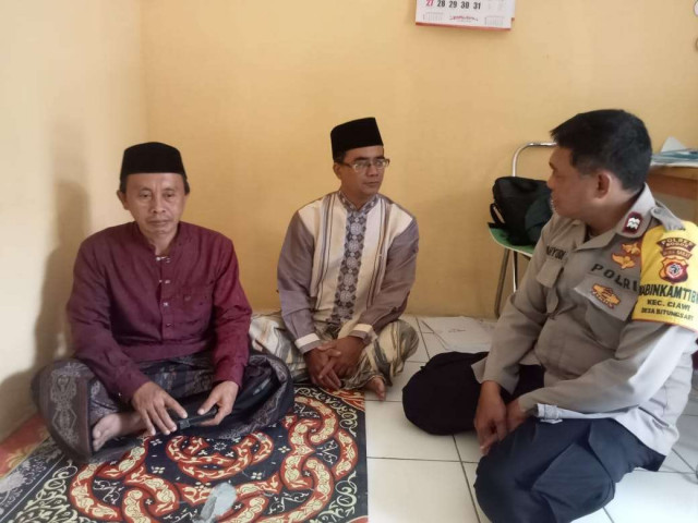 Bhabinkamtibmas Polsek Ciawi Jalin Kedekatan Lewat Anjangsana Kamtibmas ke Tokoh Agama dan Warga Desa Bitungsari.