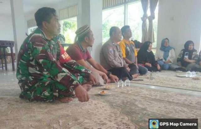 Sinergitas TNI-POLRI Bhabinkamtibmas dan Babinsa Sambangi Warga Desa Warung Menteng, Sampaikan Edukasi Kamtibmas dan TPPO.