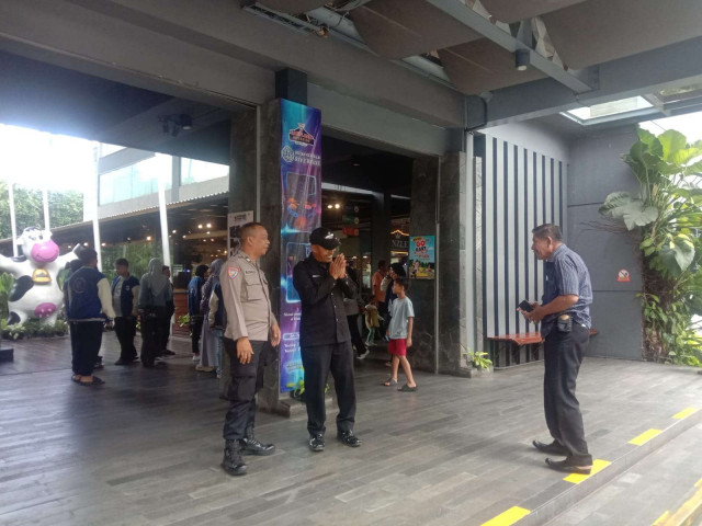 Bhabinkamtibmas Polsek Megamendung Lakukan Patroli dan Himbauan Kamtibmas di Kawasan Wisata Cimory 2.