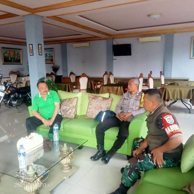 Sinergitas TNI-POlRI Bhabinkamtibmas Dan Babinsa Warga Kampung Anyar Cisarua.