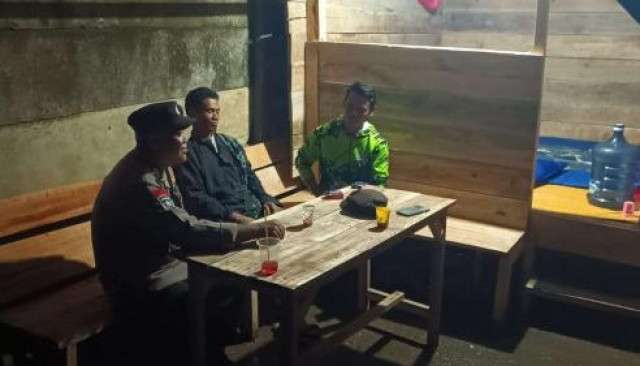 Bhabinkamtibmas Polsek Babakan Madang Kontrol Petugas Ronda Malam, Tegaskan Pesan Kamtibmas Kepada Warga.