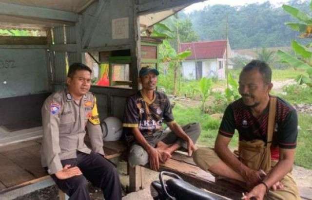 Bhabinkamtibmas Desa Bantarkaret Polsek Nanggung Sambangi Warga, Perkuat Sinergitas dan Sampaikan Pesan Kamtibmas.