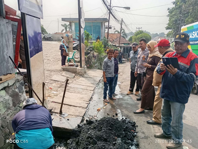 Bhabinkamtibmas dan Forkopimdes Citeureup Monitor Perbaikan Drainase Pasar Tohaga, Antisipasi Gangguan Kamtibmas.