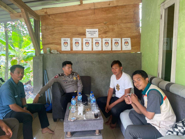 Ciptakan Kondusifitas, Bhabinkamtibmas Polsek Cigudeg Giat Sambang ke Desa Banyuasih.