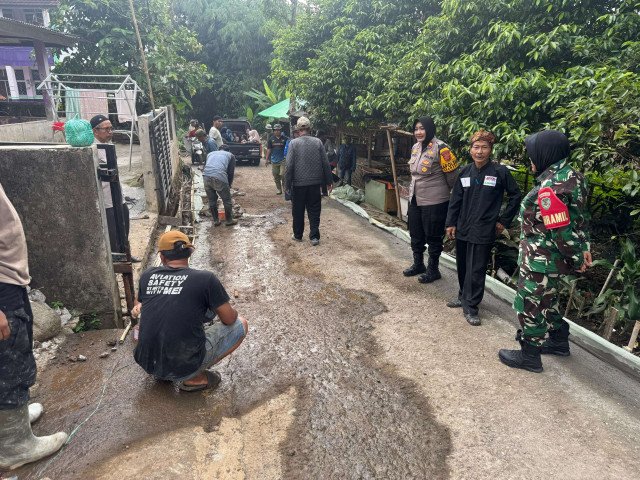 Kapolsek Dramaga Bersama Danramil Kecamatan Ciomas Laksanakan Silahturami Kades Sukadamai Kecamatan Dramaga, Ajak Jaga Kondusifitas Wilayah Hukum Polsek Dramaga.