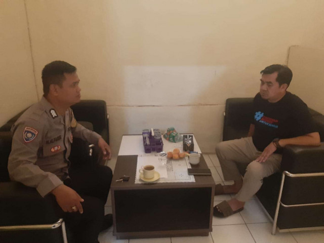 Jaga Kondusivitas Wilayah, Bhabinkamtibmas Desa Tamansari Sambangi Kantor Pemdes dan Sampaikan Pesan Kamtibmas.