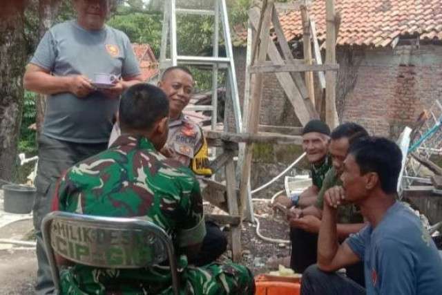 Sinergi TNI-POLRI, Bhabinkamtibmas dan Babinsa Ciptakan Kamtibmas Kondusif di Megamendung.